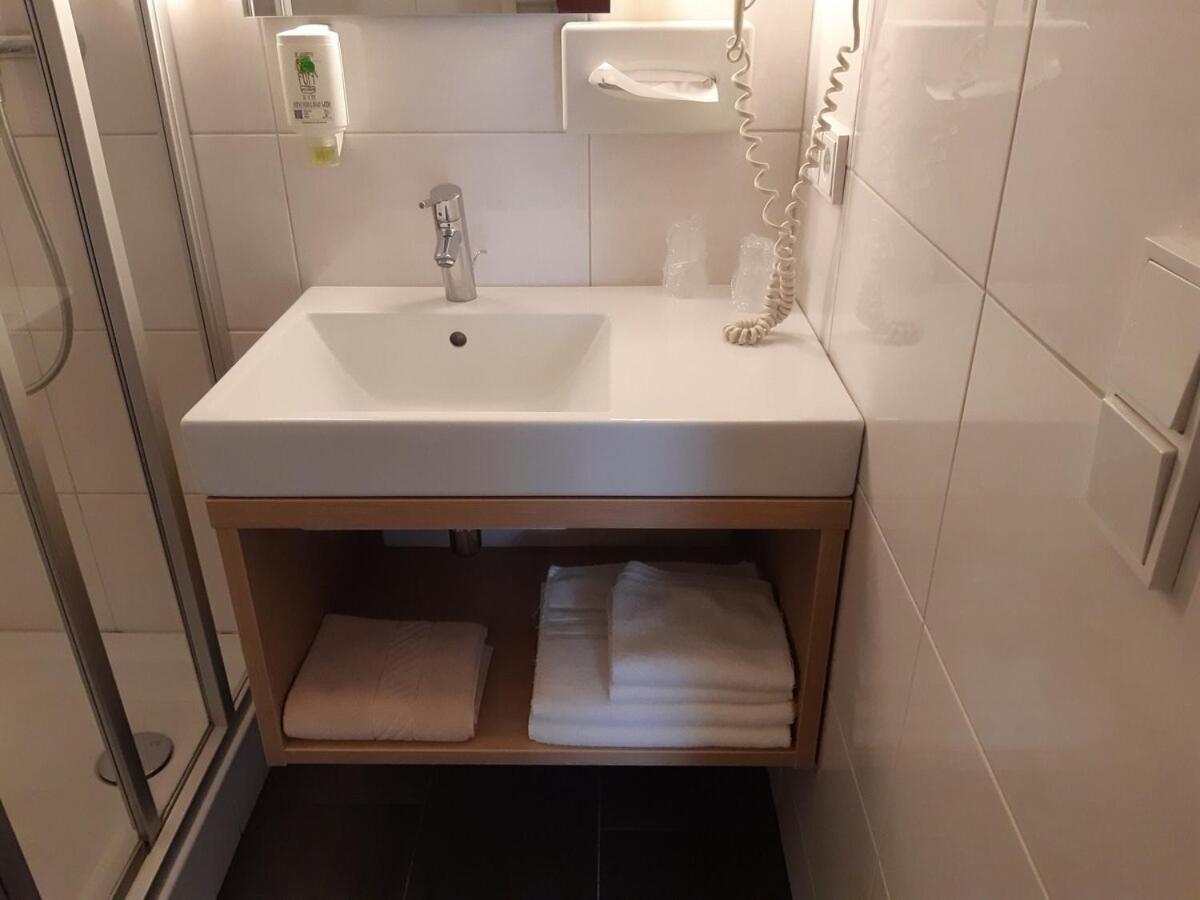 פלדקירש Hotel-Gasthof Loewen מראה חיצוני תמונה