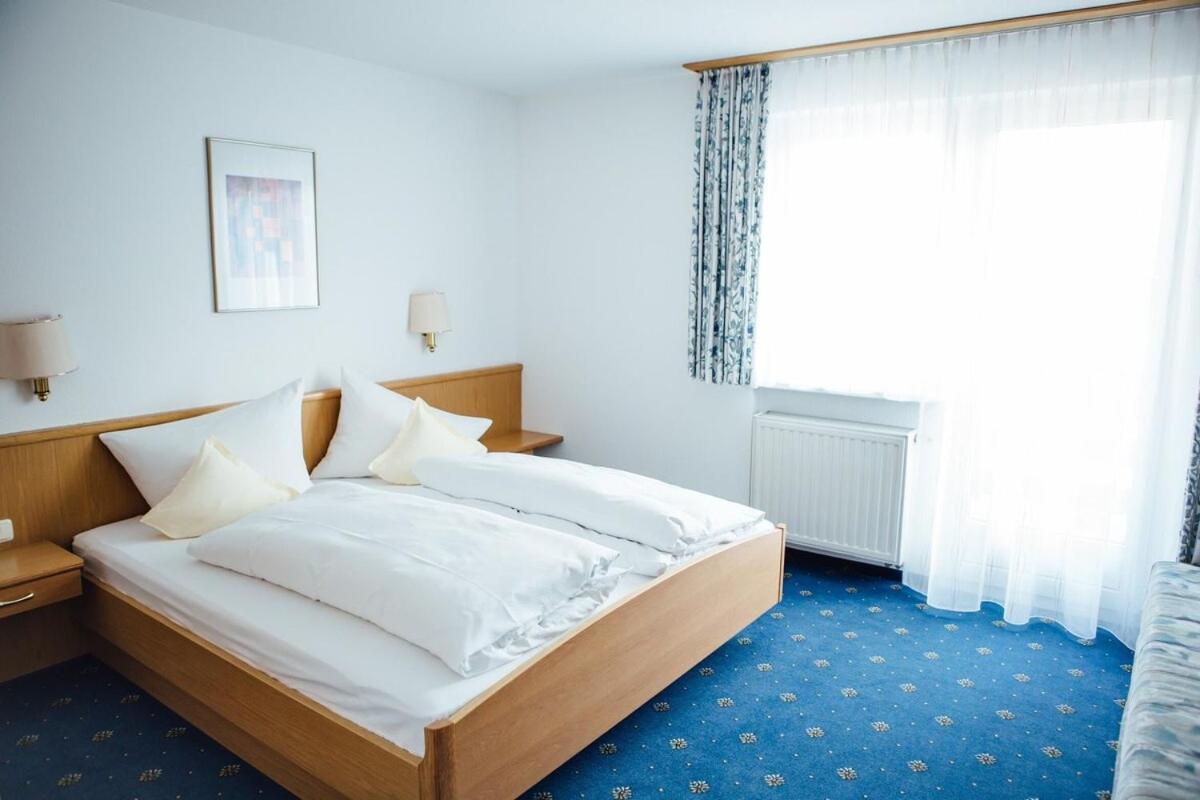 פלדקירש Hotel-Gasthof Loewen מראה חיצוני תמונה